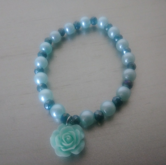 Handmade blue faux pearls and blue rose bracelet - Picture 2 of 3